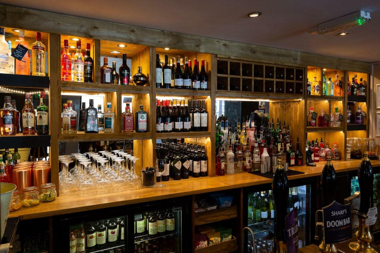 The Poacher Inn Хук Екстериор снимка