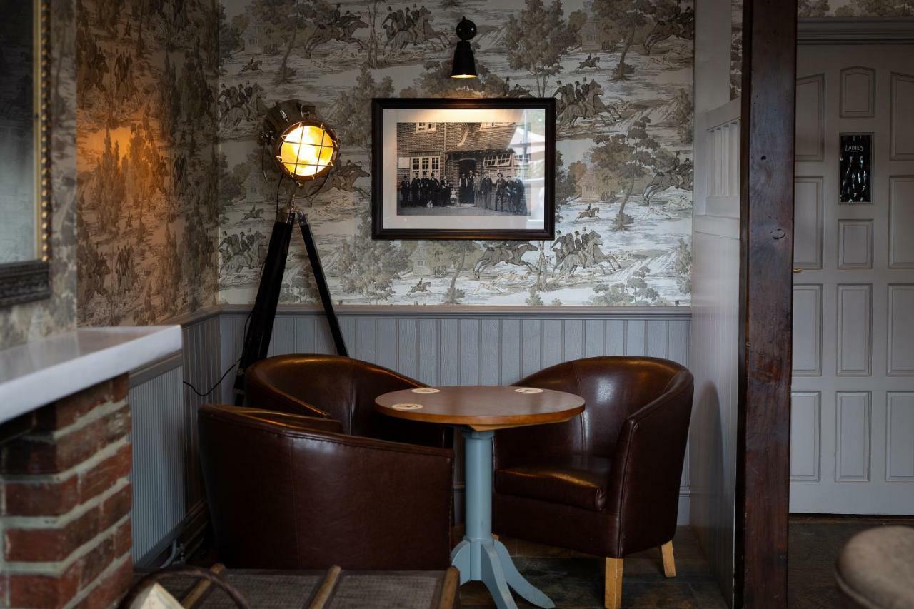 The Poacher Inn Хук Екстериор снимка