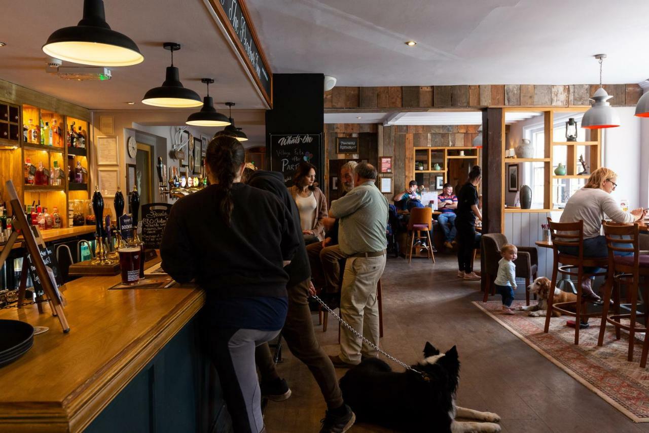 The Poacher Inn Хук Екстериор снимка